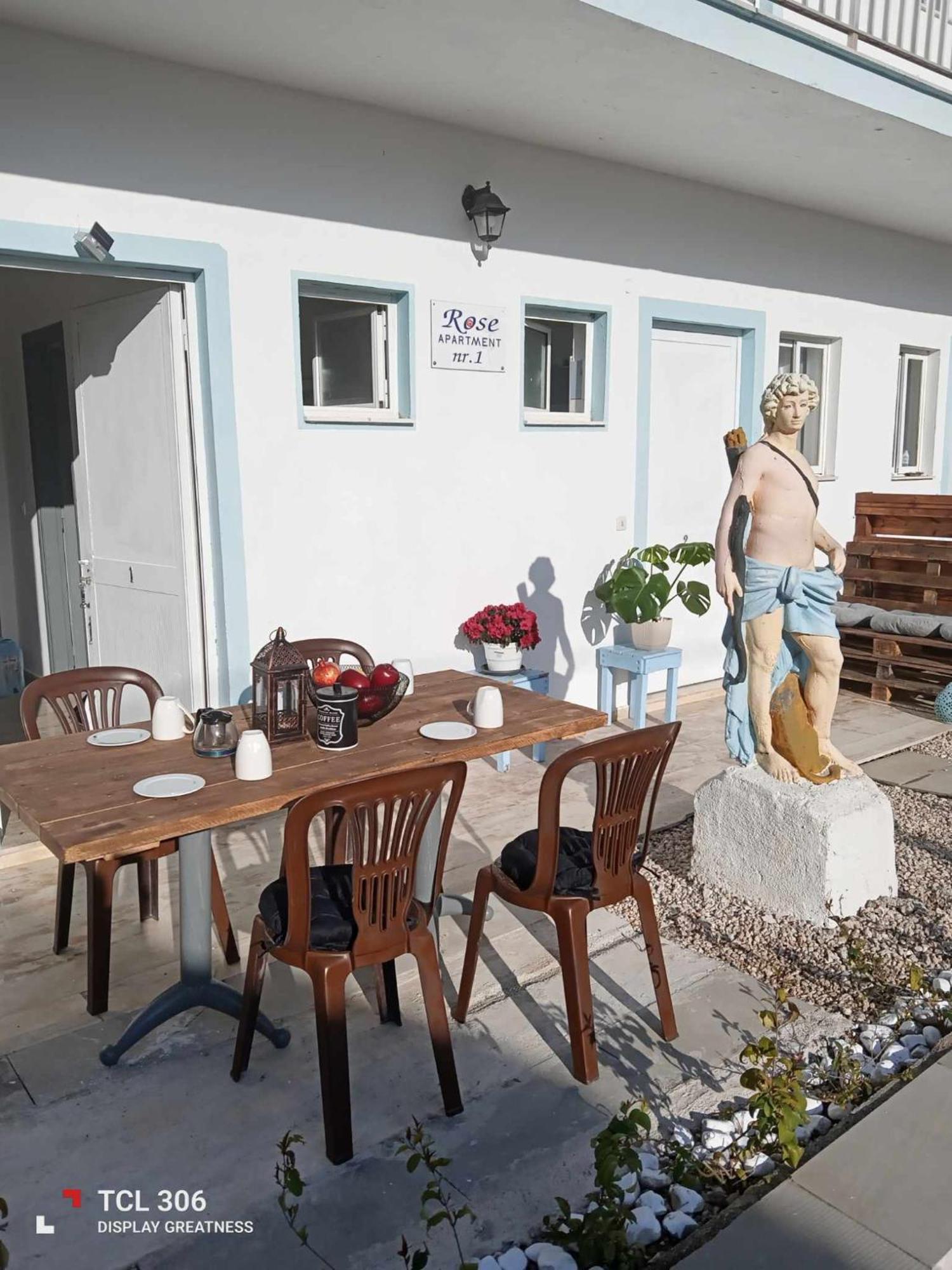 Rose Mesonghi Apartament